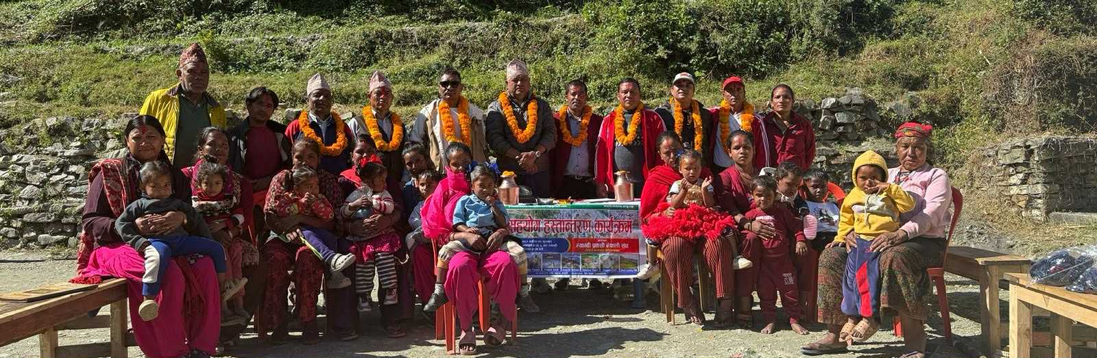 मोना कतारले गर्‍यो विद्यार्थीलाई न्यानो कपडा वितरण