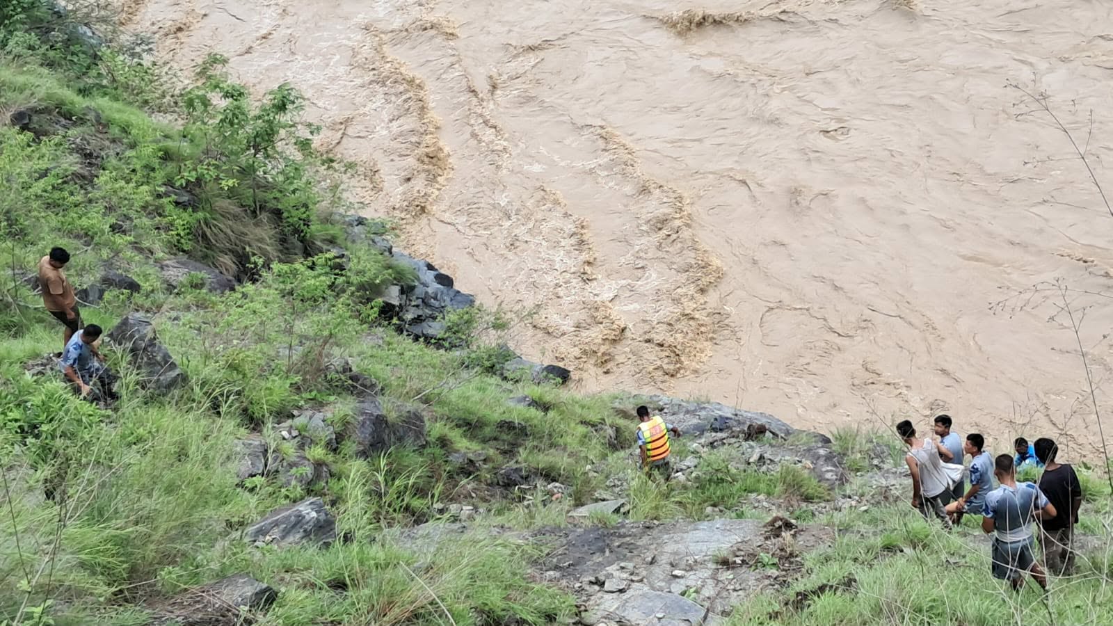 दैलेखमा गाडी कर्णाली नदीमा खस्यो, एक शव फेला