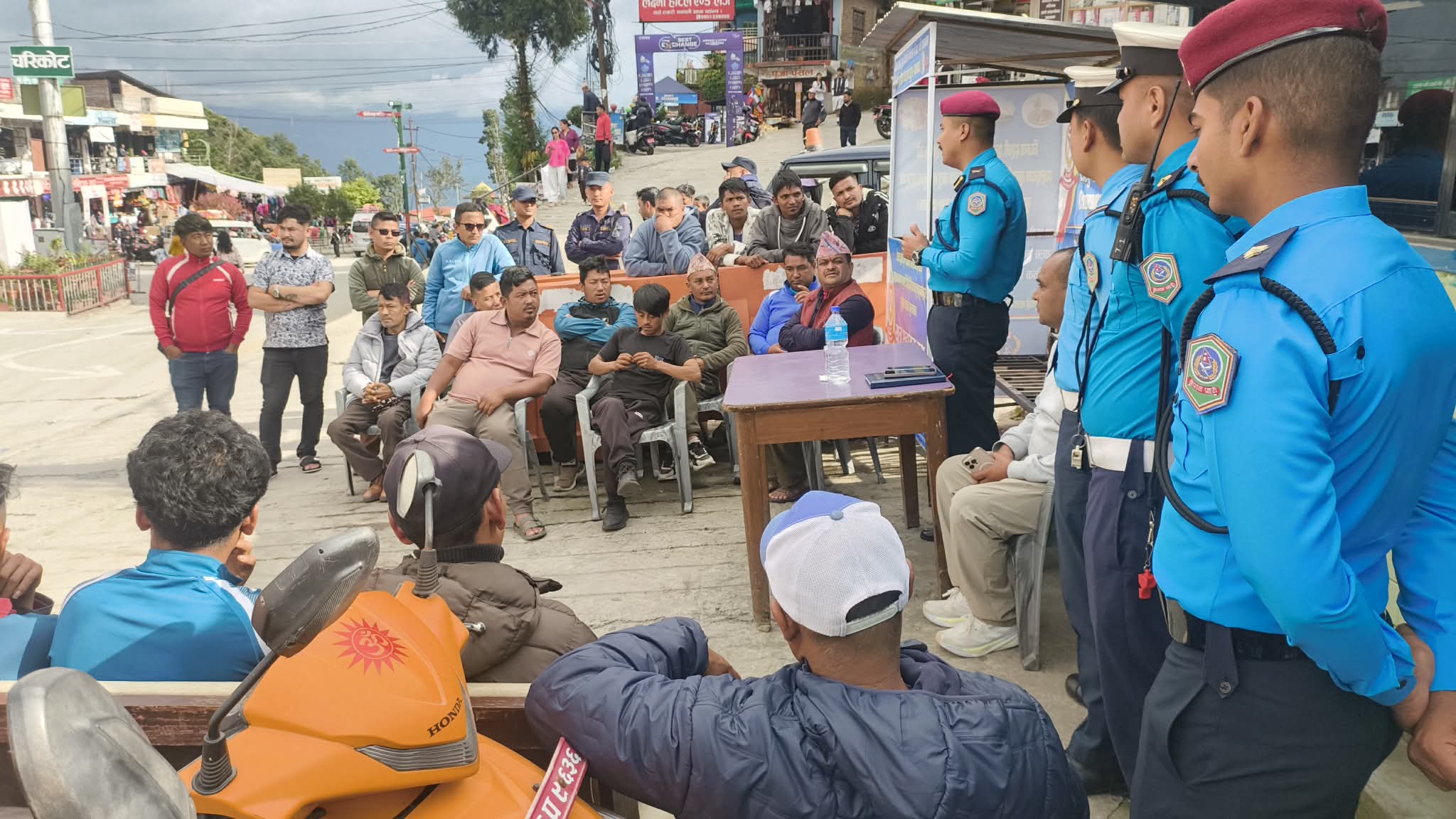 चरिकोटमा यात्रु सहायता कक्ष