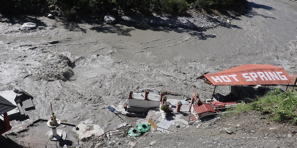 प्राकृतिक उपचार स्थल सिंगा तातोपानी कुण्डमा बाढीले क्षति