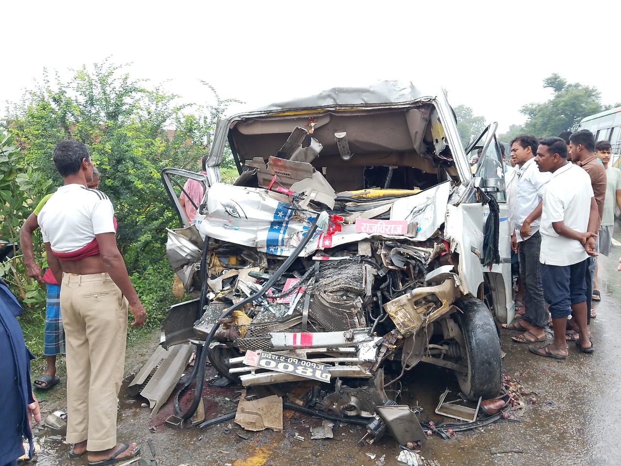 सवारी दुर्घटना हुँदा तीन जनाको मृत्यु, १५ जना घाइते