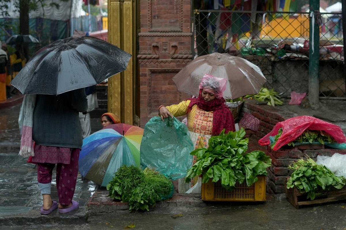 अविरल वर्षाका कारण उपत्यकासहित देशभरको जनजीवन प्रभावित