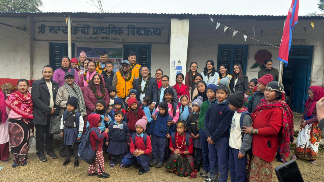 लायन्स क्लबद्वारा न्यानो कपडा तथा शैक्षिक सामग्री वितरण