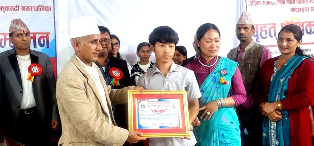 एसइईमा उत्कृष्ट विद्यार्थीलाई पुरस्कार