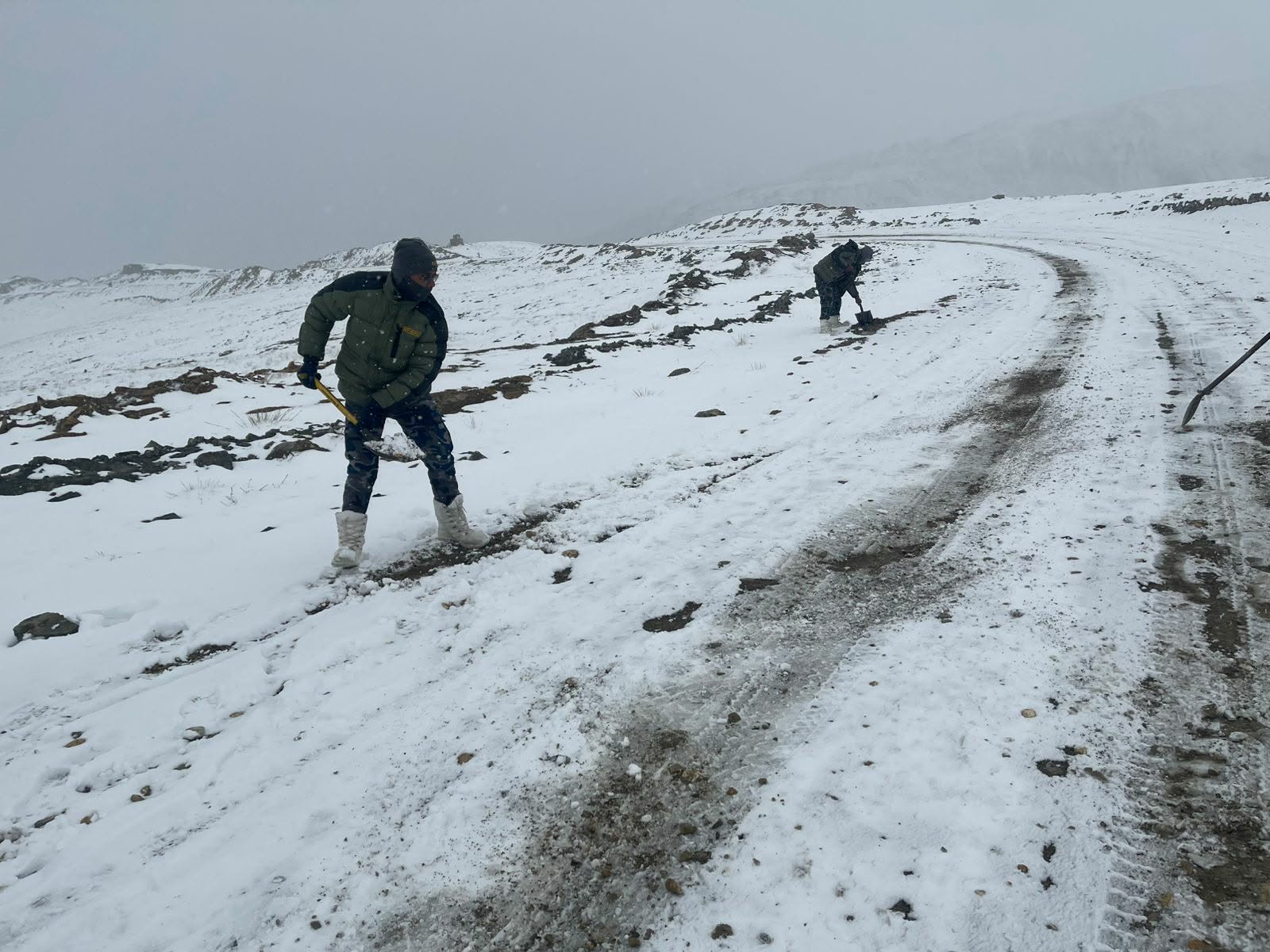 हिउँले अवरुद्ध बाटो पन्छाउँदै सशस्त्र प्रहरी (तस्बिरहरू)
