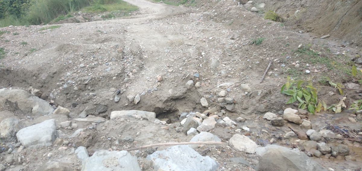 सर्लाहीको चुरे क्षेत्रमा यातायात ठप्प, दैनिकी कष्टकर