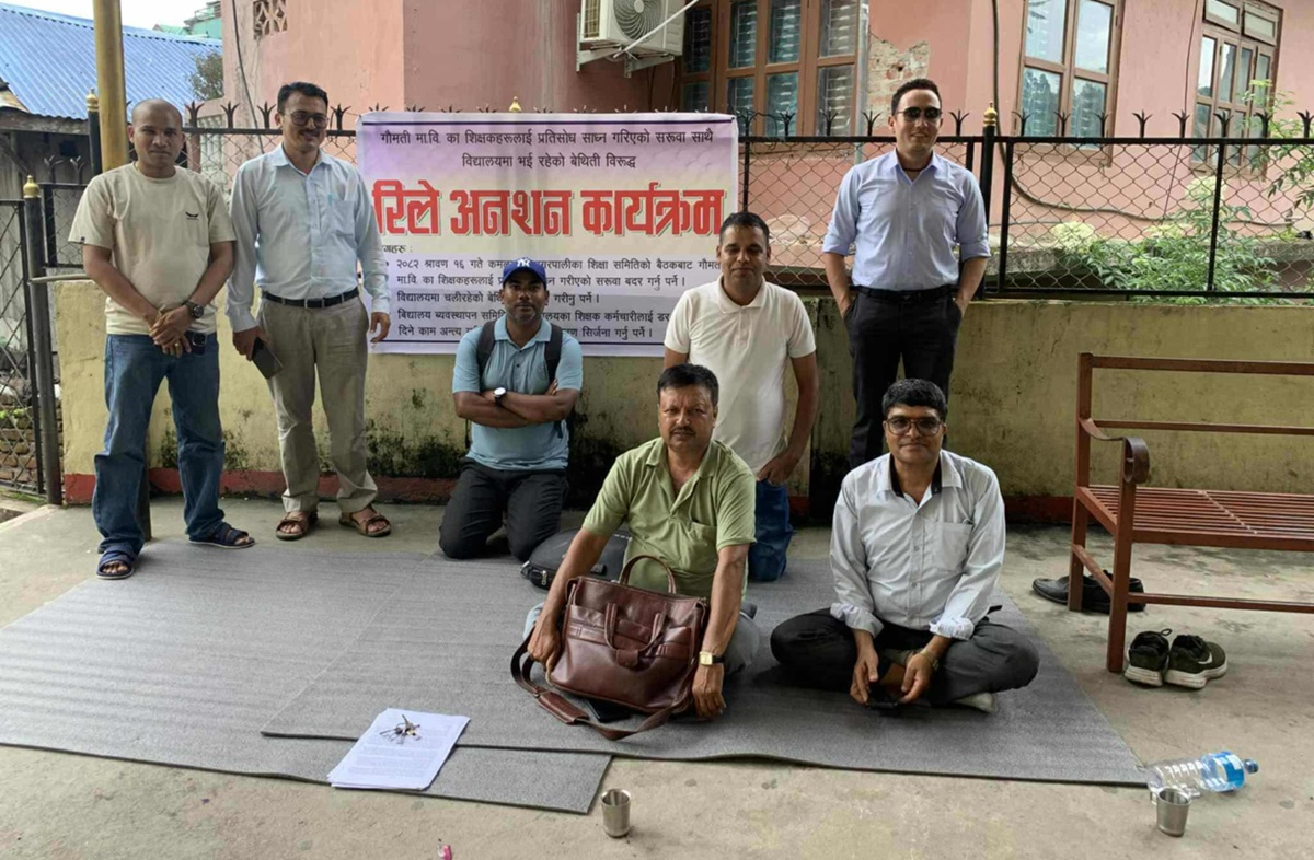 शिक्षक सरुवालाई लिएर गौमती माविमा तनाव, शिक्षकहरू रिले अनशनमा