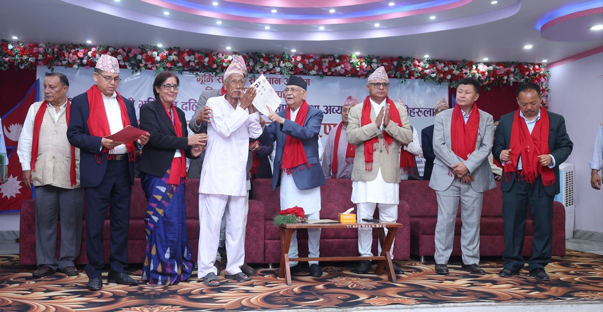 प्रधानमन्त्रीद्वारा भूमिहीन दलित एवं सुकुमबासीलाई जग्गाधनी पुर्जा वितरण