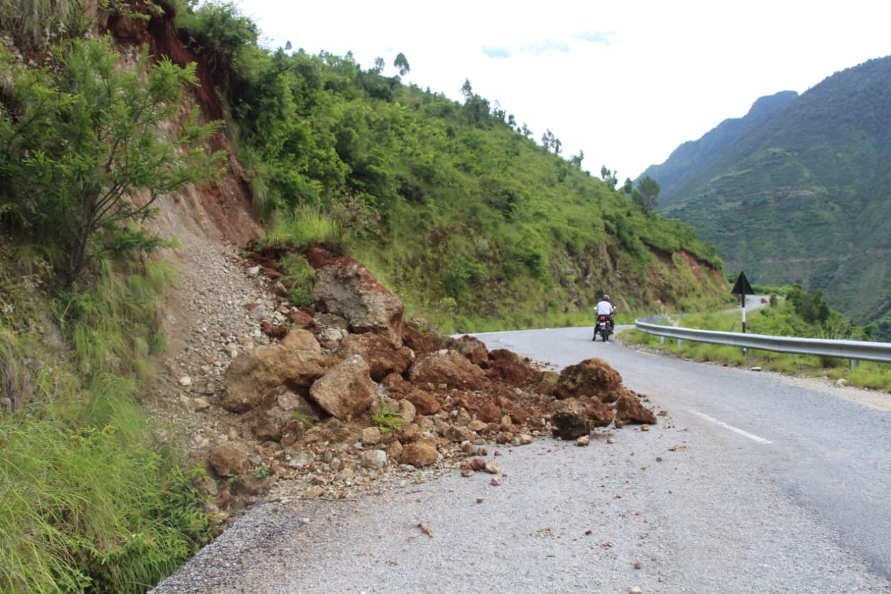 मध्यपहाडी सडकमा नाली जाम, ग्रामीण सडक जोखिमपूर्ण