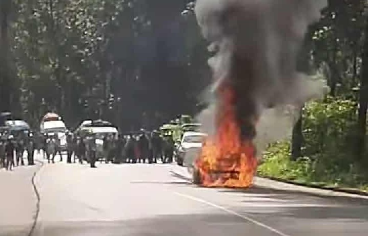 उदयपुरमा गुडिरहेको कारमा आगलागी