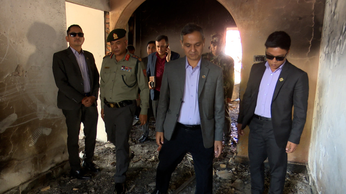 गृहमन्त्रीद्वारा आगलागी र तोडफोड भएको राष्ट्रपति निवासको निरीक्षण