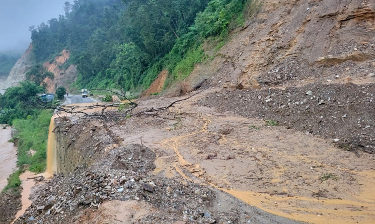 वर्षाका कारण देशभरका आठ राजमार्ग पूर्णरूपमा अवरुद्ध