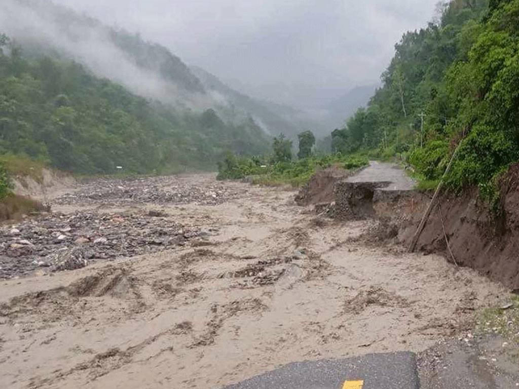 अविरल वर्षाले रिडी-वामीटक्सार र दशरथचन्द राजमार्ग अवरुद्ध
