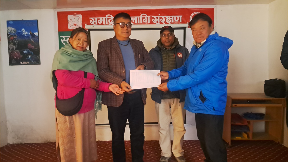 मुस्ताङमा तीन पालिकाका हिउँचितुवा पीडितलाई राहत वितरण