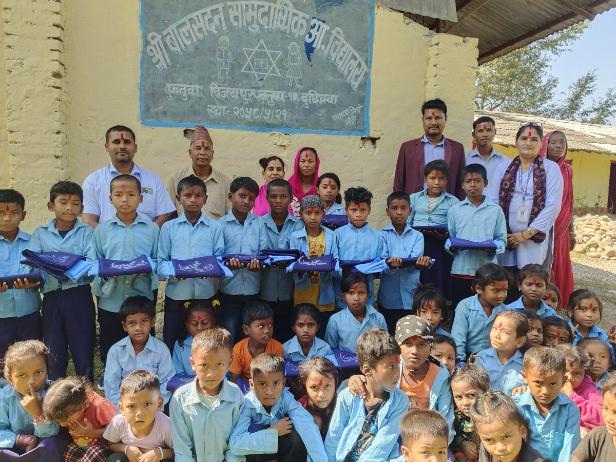 विद्यार्थीलाई विद्यालय पोसाक वितरण