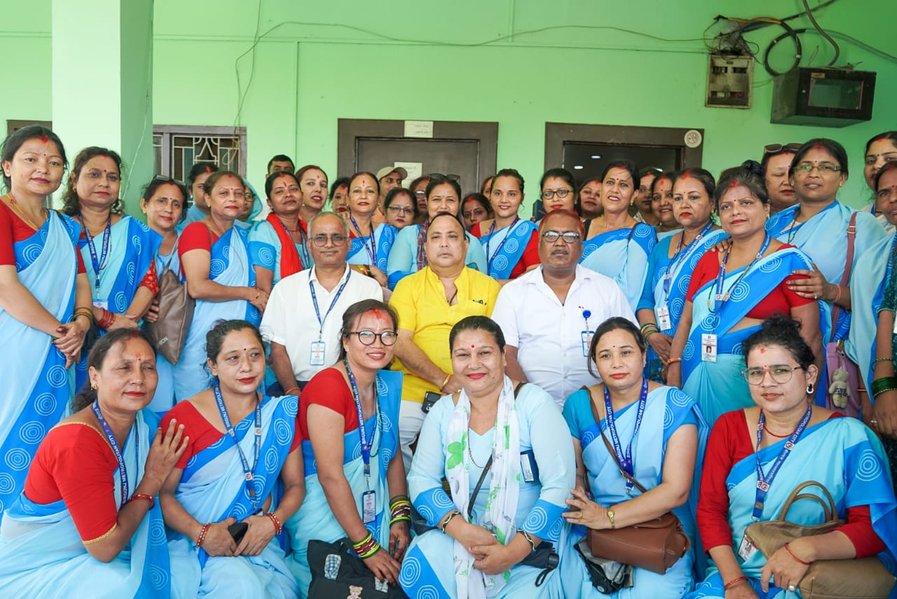 स्वास्थ्य स्वयंसेविकालाई मोबाइल फोन वितरण
