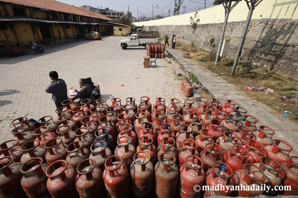 उद्योगबाट ग्यासको खुद्रा बिक्री रोक्न विक्रेता महासंघको माग