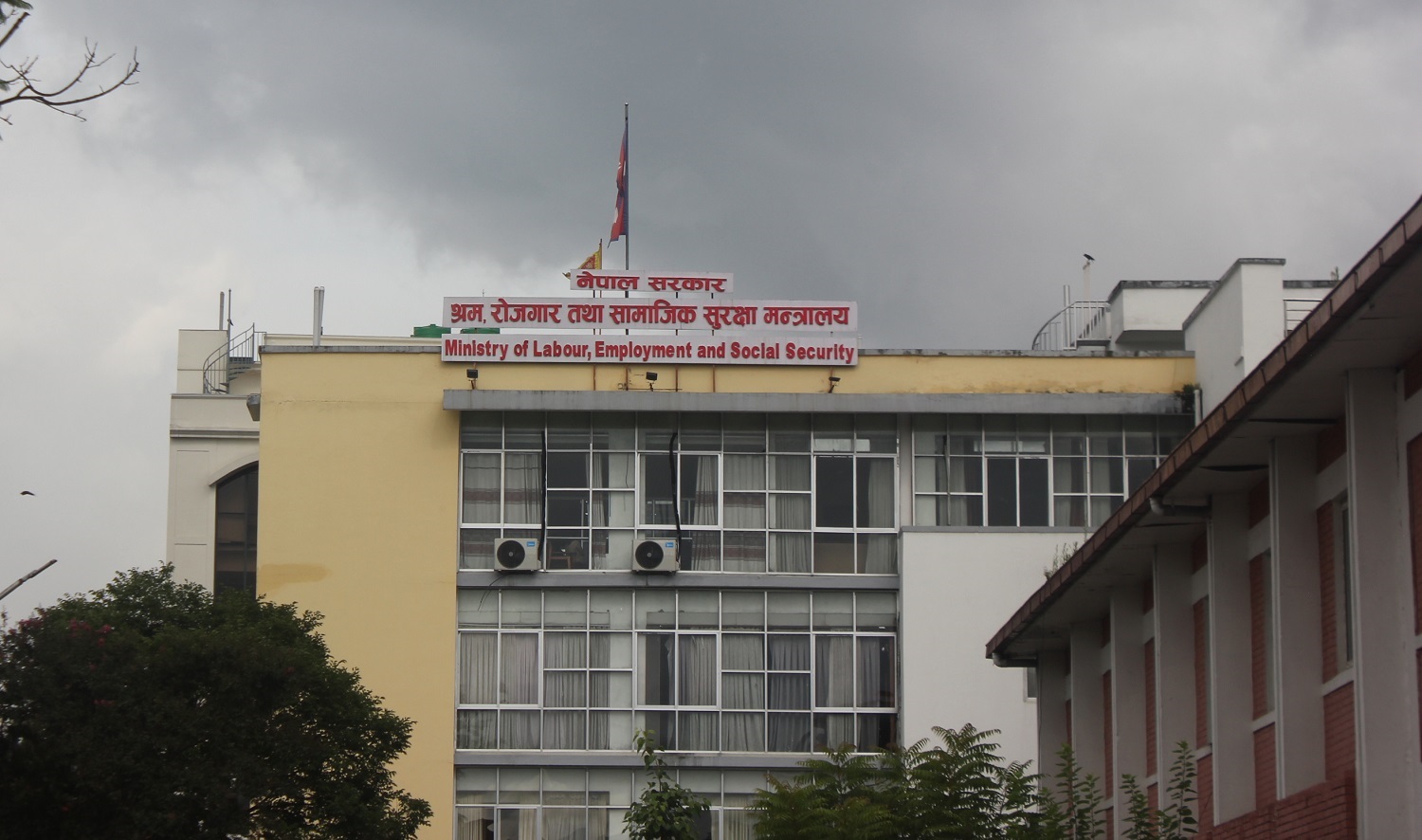 प्रधानमन्त्रीले नै सम्हाल्दा ओझेलमा श्रम मन्त्रालय