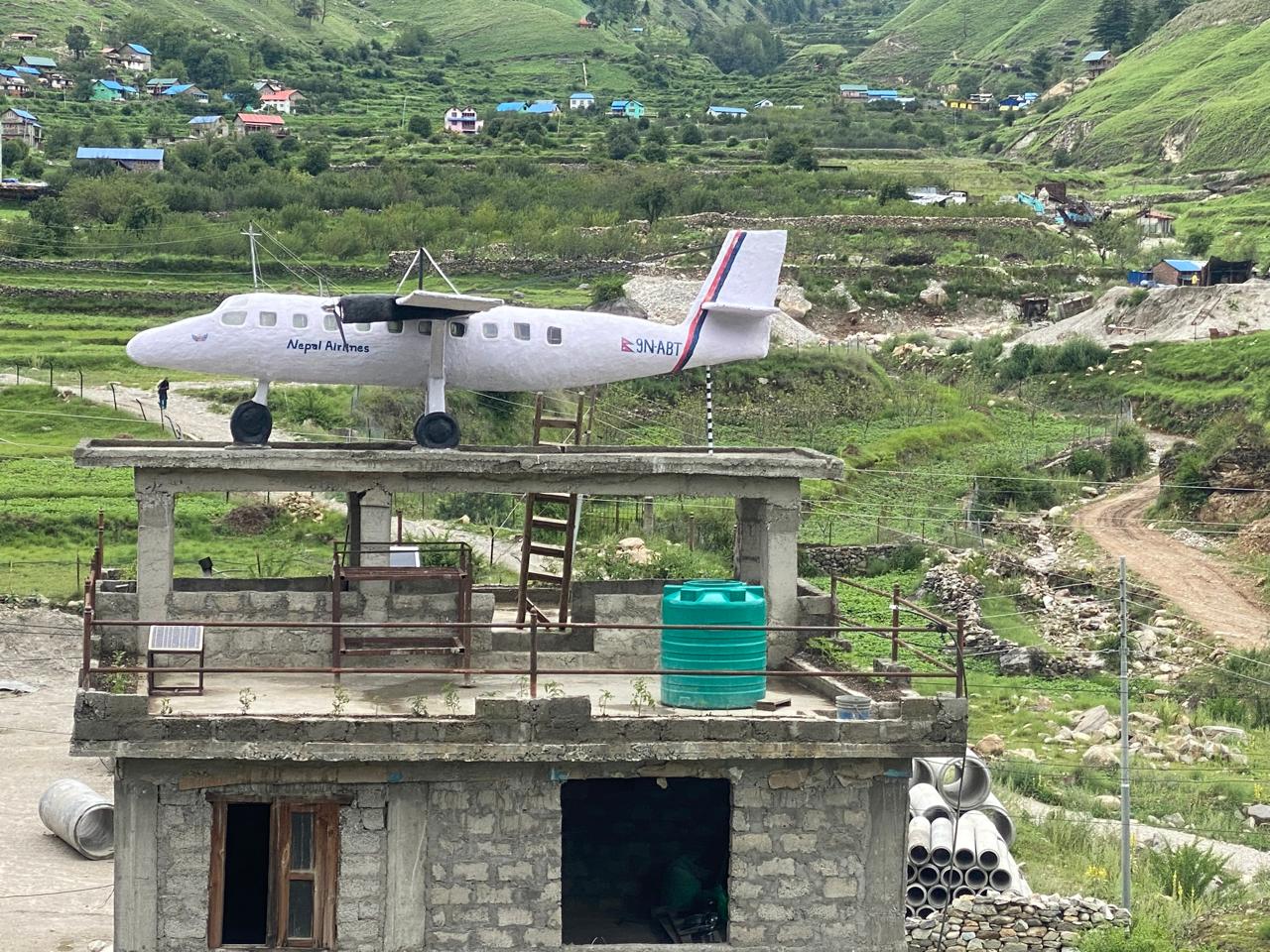 जुम्लाका टक्क नेपालीले घरको छतमै बनाए जहाज