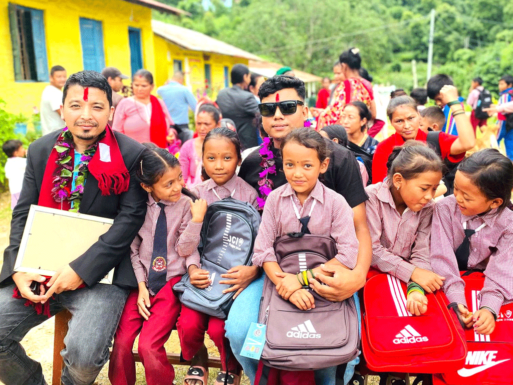 विपन्न विद्यार्थीलाई झोलासहित पाठ्यसामग्री वितरण  