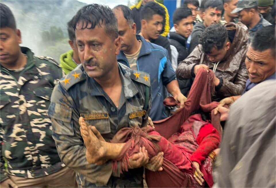 पहिरोबाट इलाममा धेरै क्षति, घरमै पुरिएर १७ जनाको ज्यान गयो