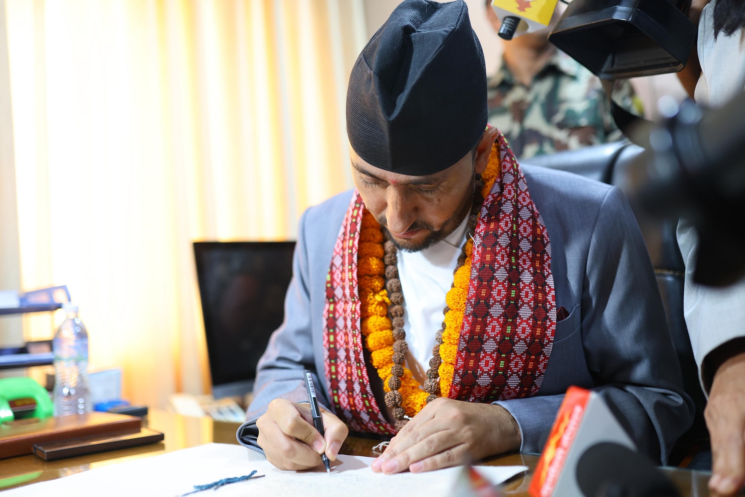 सञ्चारमन्त्री खरेलद्वारा पदभार ग्रहण