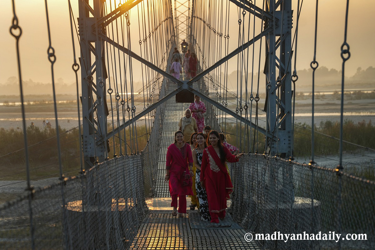 सुविधासँगै पर्यटक पनि तानिरहेको दोधारा चाँदनी पुल (तस्बिरहरू)