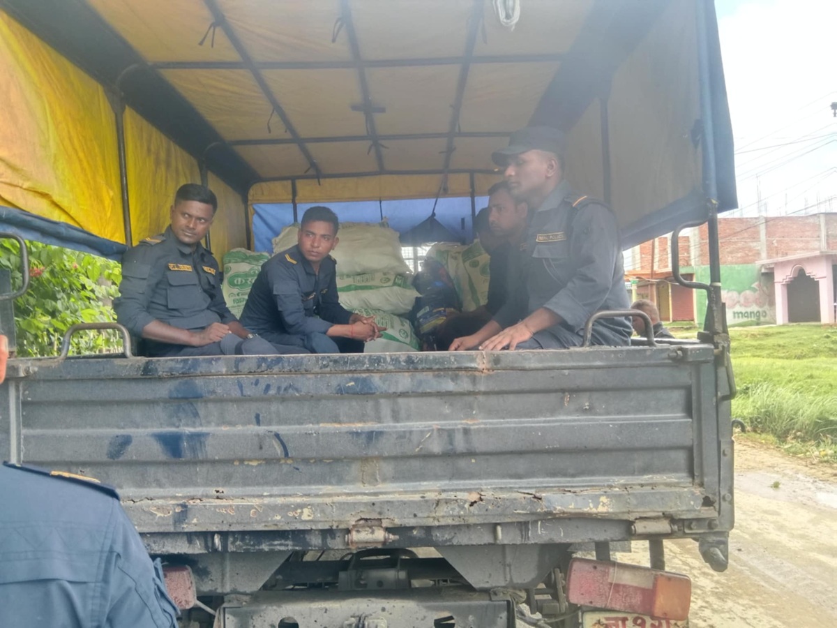 भन्सार छलेर ल्याइएका सामग्री बरामद