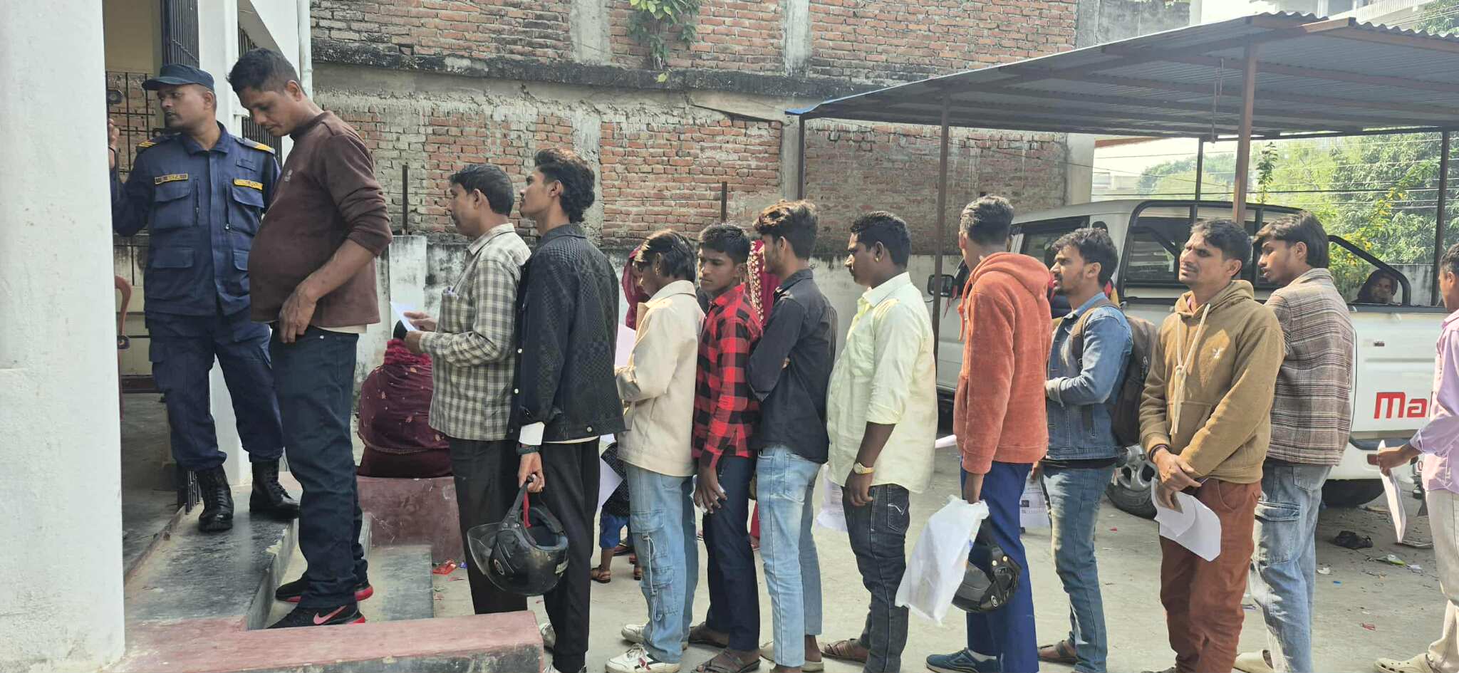 गौरमा मतदाता नामावली दर्ता गराउनेको उत्साहजनक भिड 