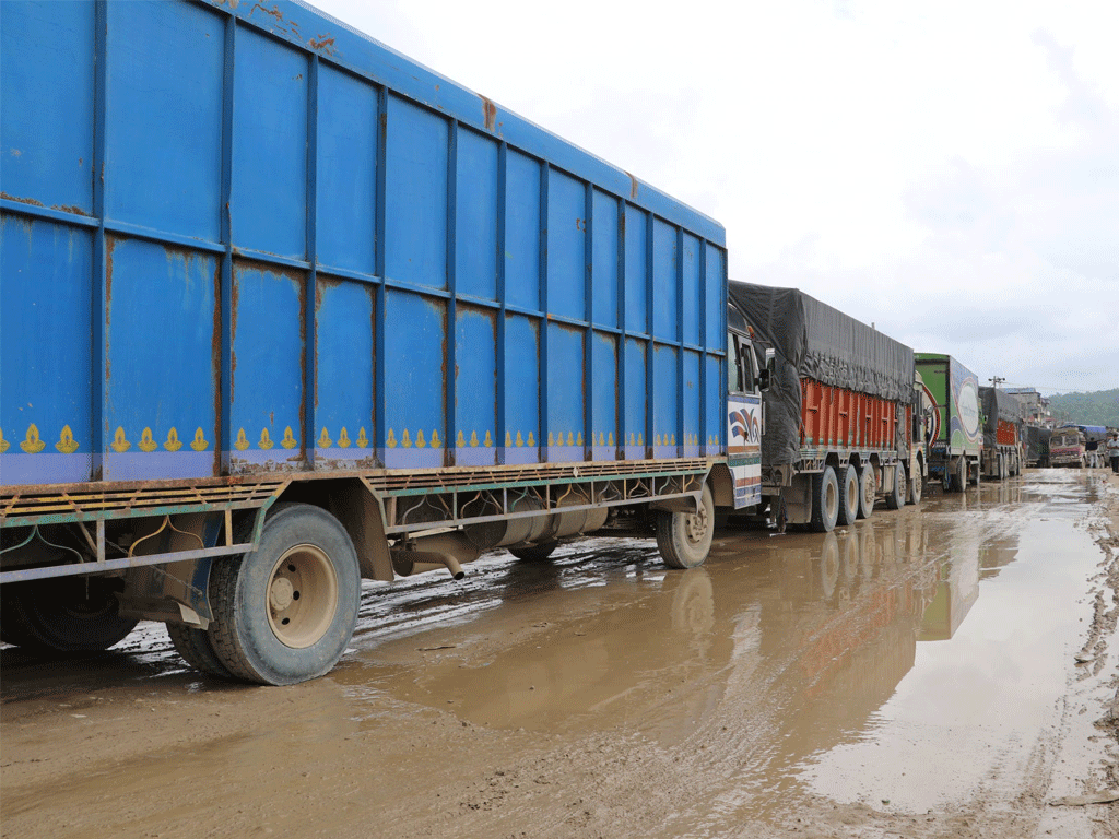 वर्षाका कारण दाउन्ने सडक अवरुद्ध