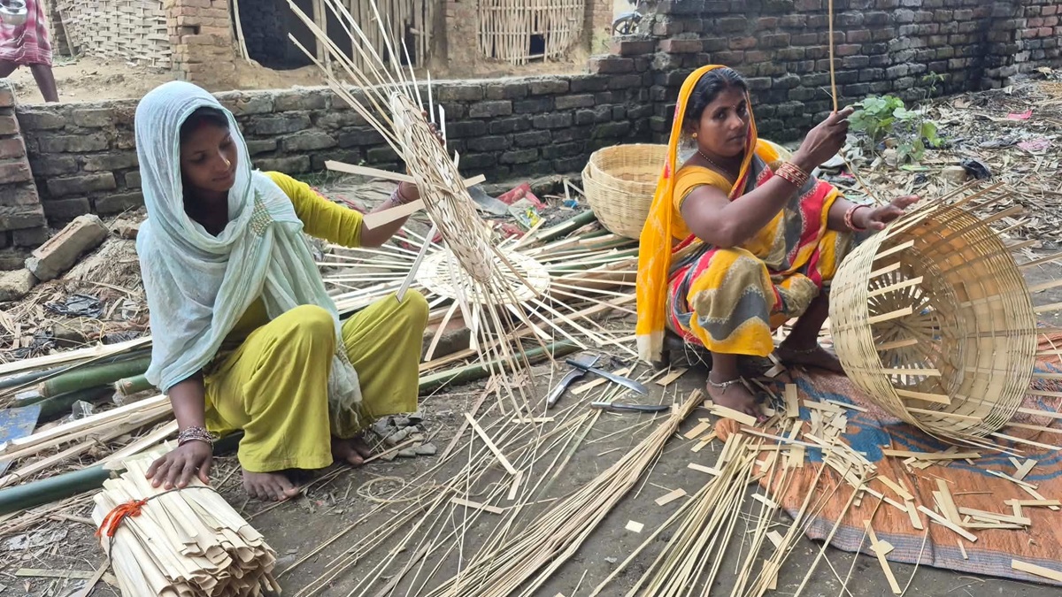 छठको चटारो : रौतहटका डोम समुदायलाई बाँसका सामग्री बनाउन भ्याइनभ्याइ