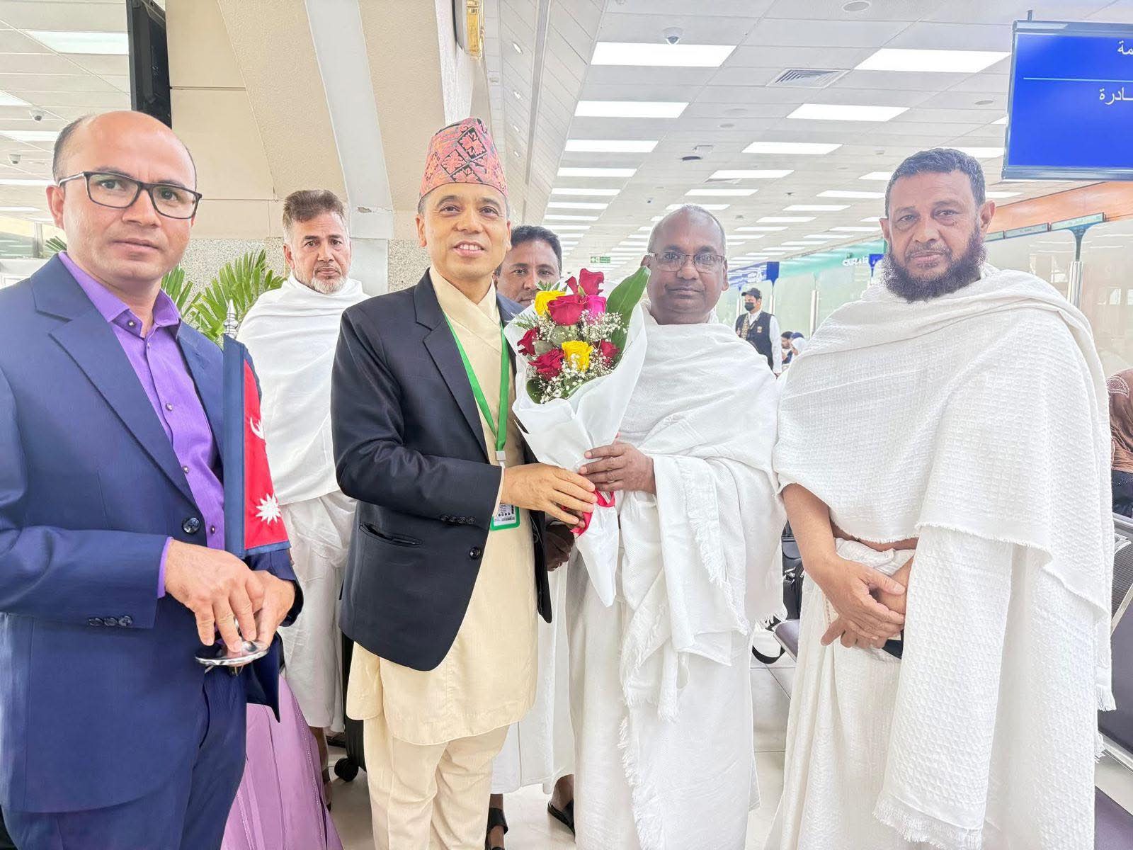 नेपाली हजयात्रीहरूको पहिलो टोली जेद्दा आइपुग्यो