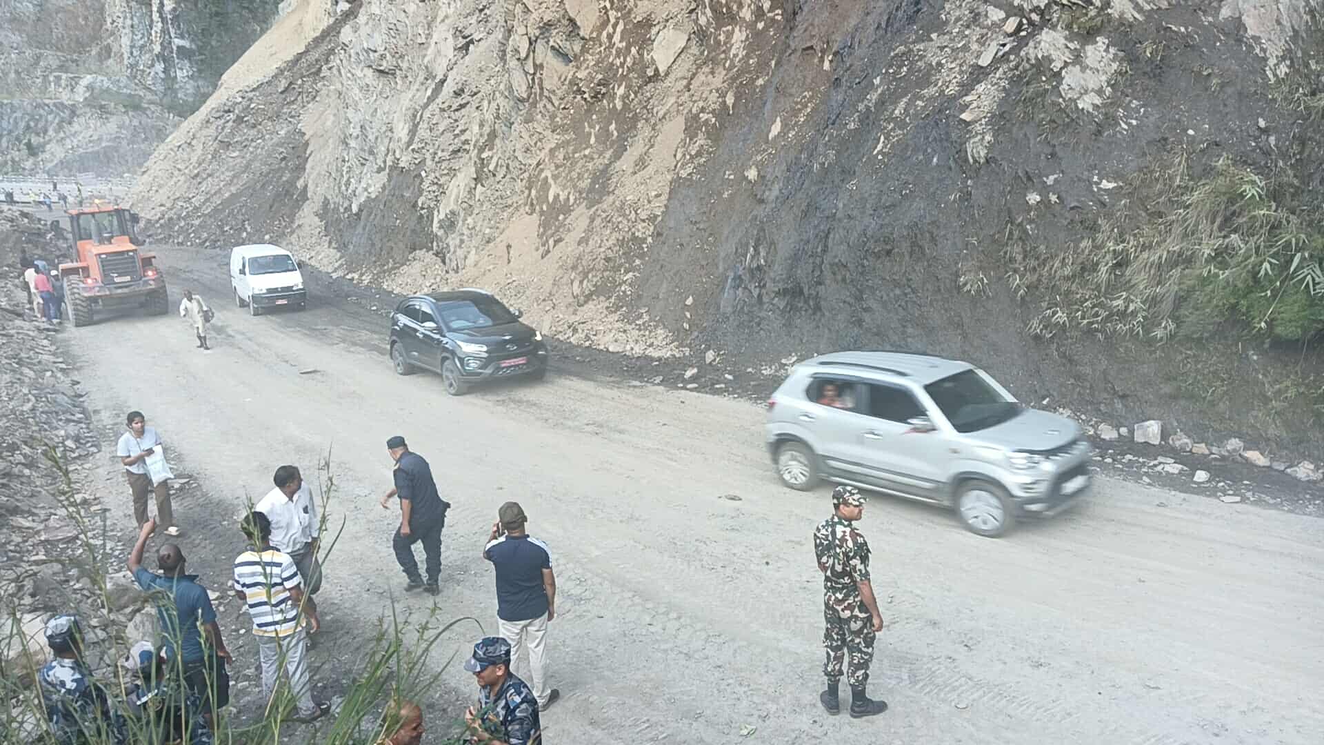 तुइन खोलाको पहिरो हटाइयो, पृथ्वी राजमार्ग एकतर्फी सञ्चालन