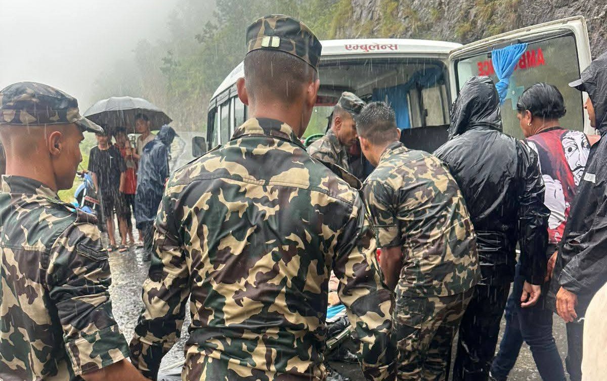कात्तिके डाँडाबाट बोलेरो खस्दा ६ जनाको मृत्यु, ६ घाइतेको उद्दार