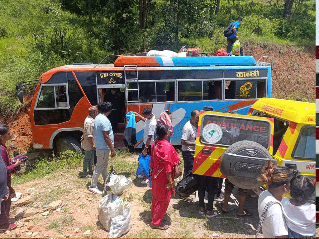 काभ्रेपलाञ्चोकमा बस दुर्घटना, २३ यात्रु घाइते
