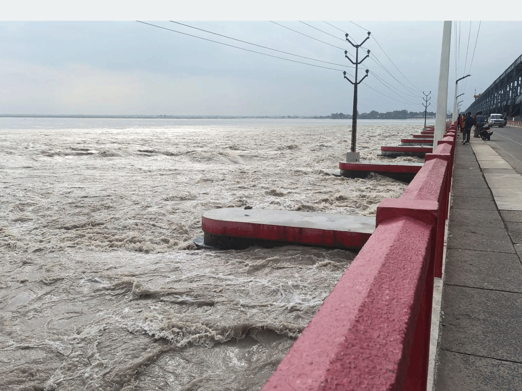 सप्तकोशीमा पानीको बहाव बढ्दो, २८ ढोका खोलियो