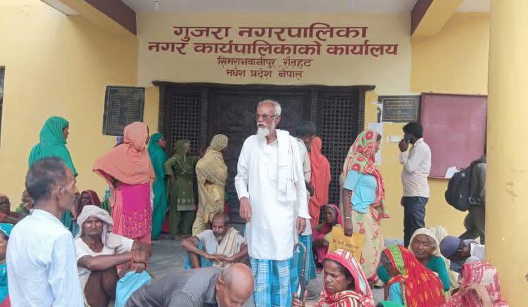 समयमै सामाजिक सुरक्षा भत्ता नपाएपछि नगरपालिकामा तालाबन्दी