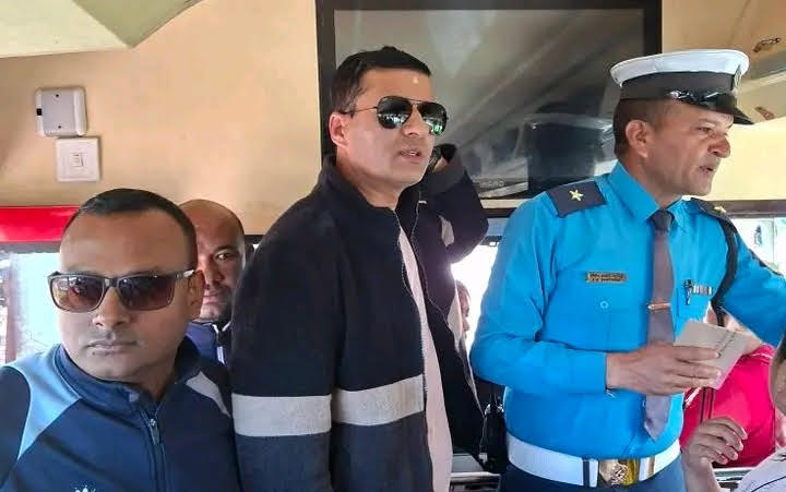 दोलखामा सवारीसाधन चेकजाँचमा कडाइ : बढी भाडा असुल्ने २० सवारीसाधन कारबाहीमा