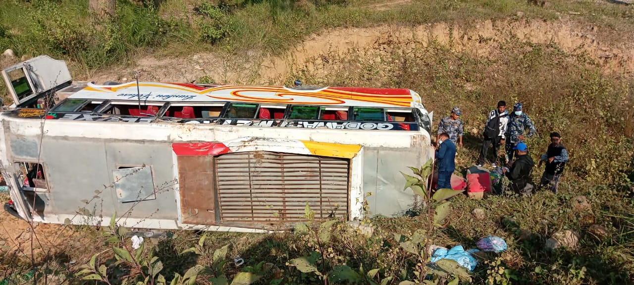 बस दुर्घटनामा २० जना घाइते
