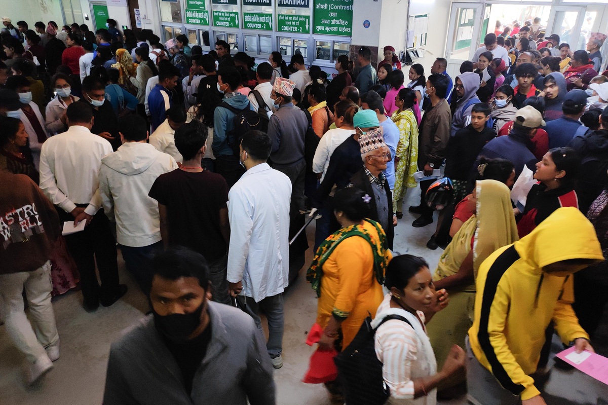 सार्वजनिक सेवामा सास्ती, जताततै लाइन