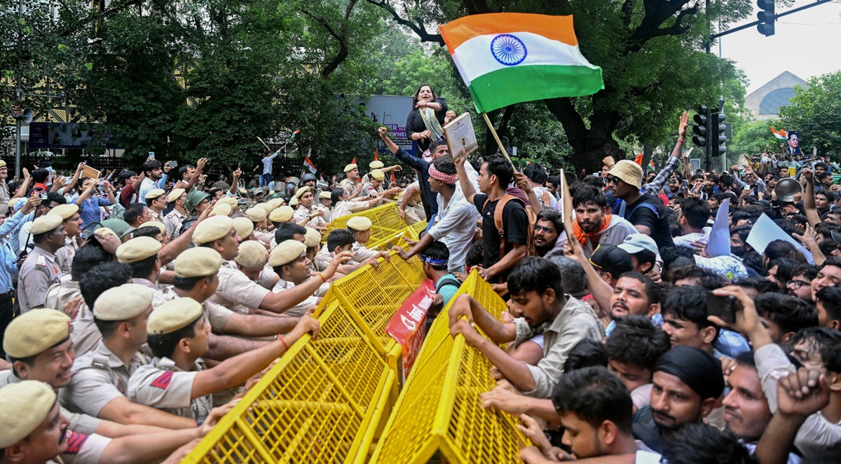 दिल्लीको सडकमा ‘कक्रोच’ विद्रोह : 'प्रश्नपत्र लिक' प्रकरणले हल्लाएको मोदी सत्ता