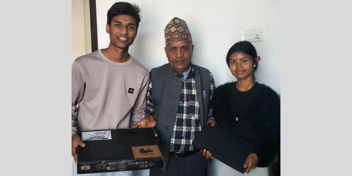 गुलरिया नगरपालिका–२ द्वारा विपन्न विद्यार्थीलाई ल्यापटप वितरण