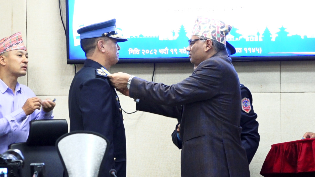 नवनियुक्त आईजीपी खापुङलाई दर्ज्यानी चिन्ह प्रदान
