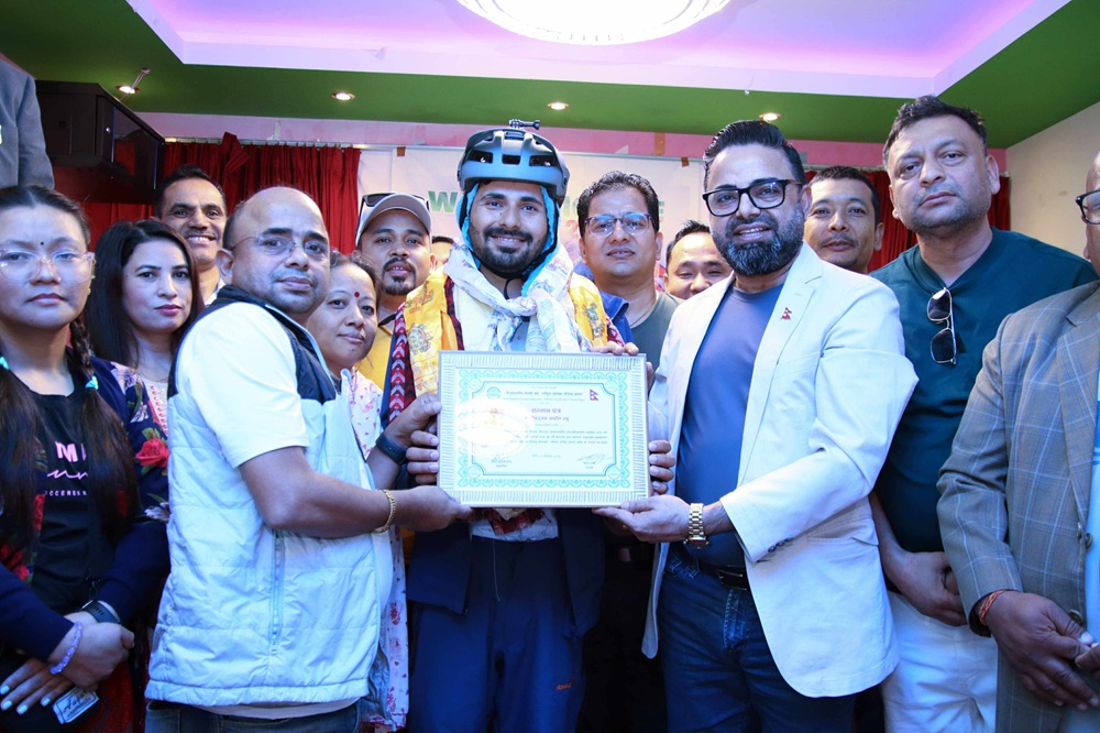 विश्व साइकलयात्री निरञ्जन कतारमा सम्मानित