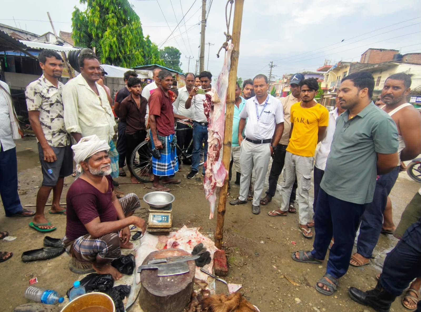 रौतहटमा मासु पसलको अनुगमन, मापदण्ड पालना गर्न व्यवसायीलाई चेतावनी