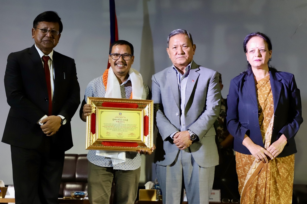 चलचित्रकर्मीलाई ‘विशिष्ट चलचित्रकर्मी परिचयपत्र’ वितरण