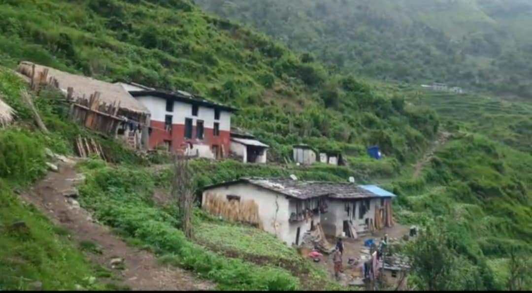 ४ घण्टा पैदल हिँडेर विद्यालय पुग्नुपर्ने बाध्यतामा लौने गाउँका बालबालिका 
