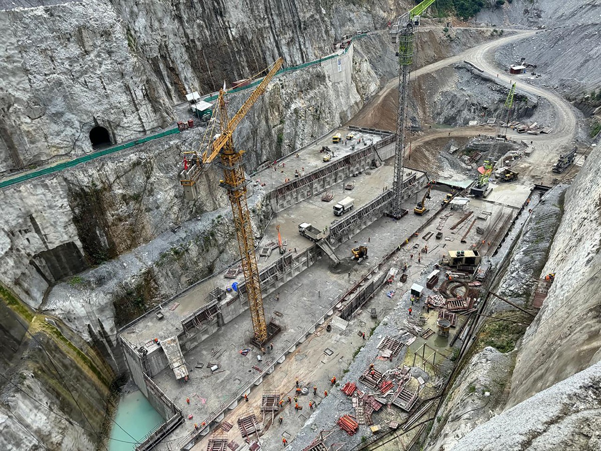 तनहुँ जलविद्युत् आयोजनाको मुख्य बाँधमा कंक्रिट निर्माण गरिँदै