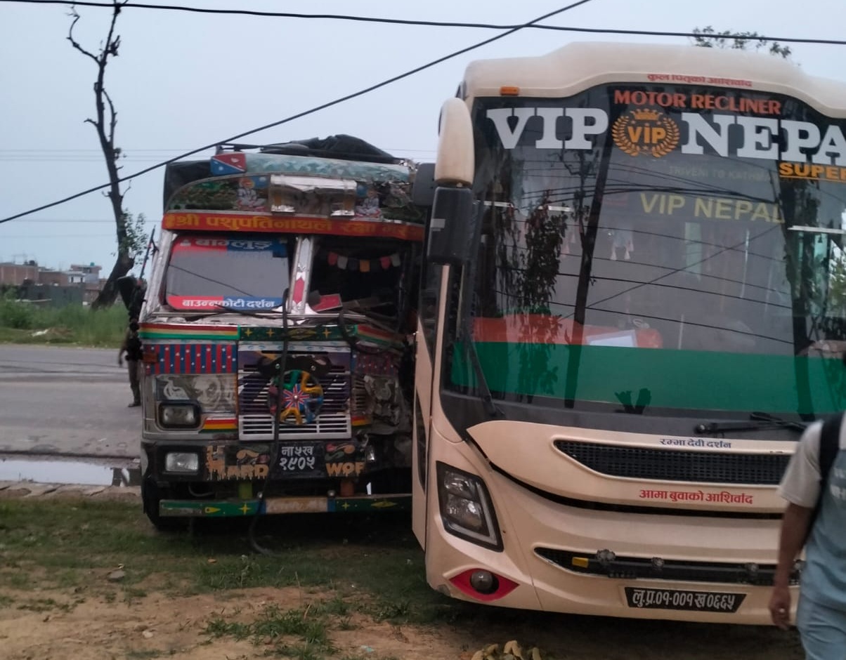 बस–ट्रक ठोक्किँदा एक महिलाको मृत्यु, तीन जना घाइते