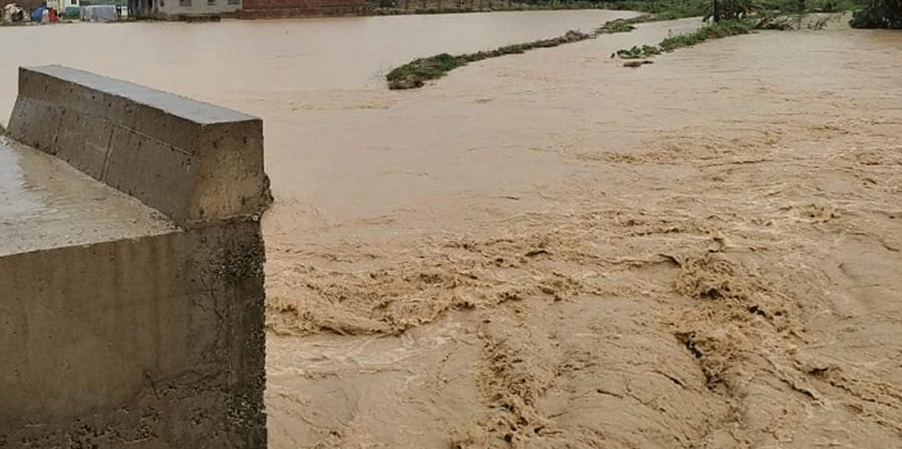 रातो नदीले तटबन्ध भत्काउँदा १५ करोड क्षति